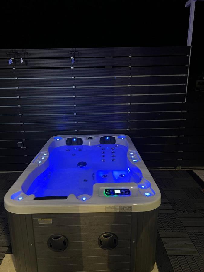 Loft Spa Greece - Enjoy Our Jacuzzi Каламата Екстериор снимка